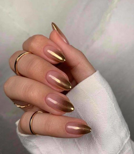 ιδέες-για-nude μανικιούρ-με-χρυσά σχέδια-Χειμώνας 2023-