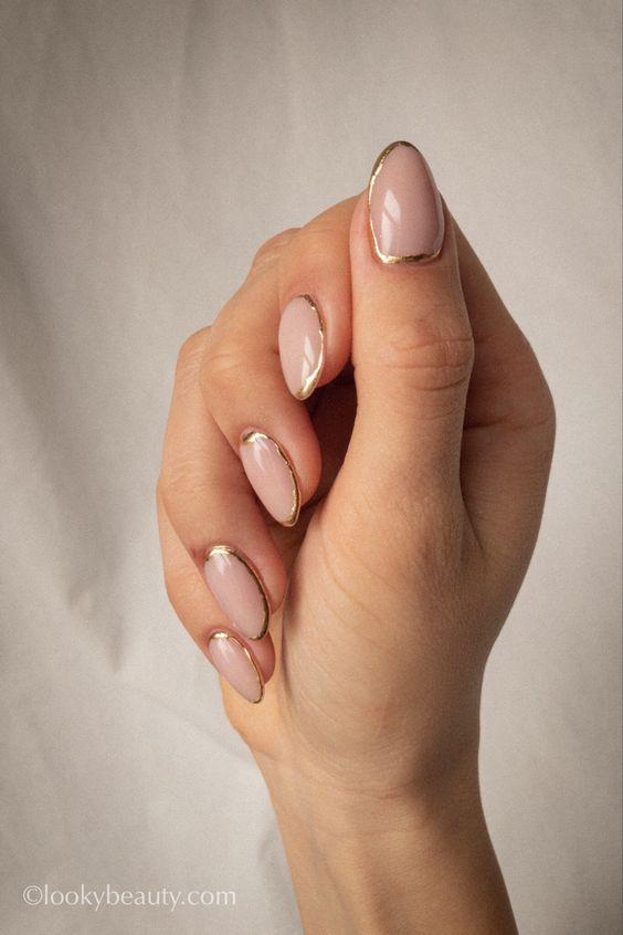 ιδέες-για-nude μανικιούρ-με-χρυσά σχέδια-Χειμώνας 2023-