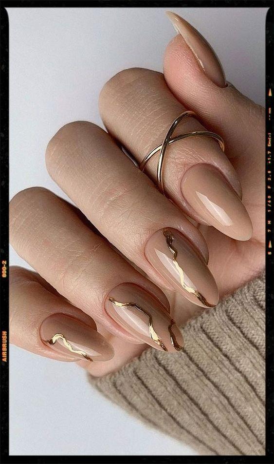 ιδέες-για-nude μανικιούρ-με-χρυσά σχέδια-Χειμώνας 2023-