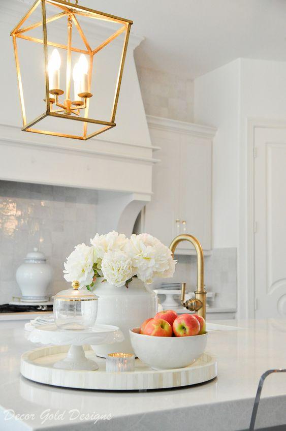 λουλούδια-σε-χρυσή-και-άσπρη-κουζίνα-ιδέες-