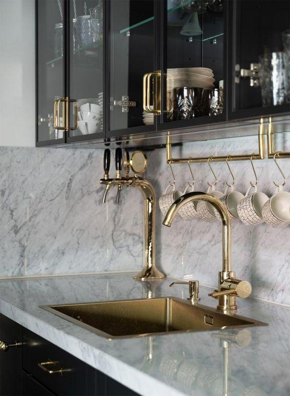 μαύρα-ντουλάπια κουζίνας-σε-χρυσή-και-λευκή-διακόσμηση-ιδέες-