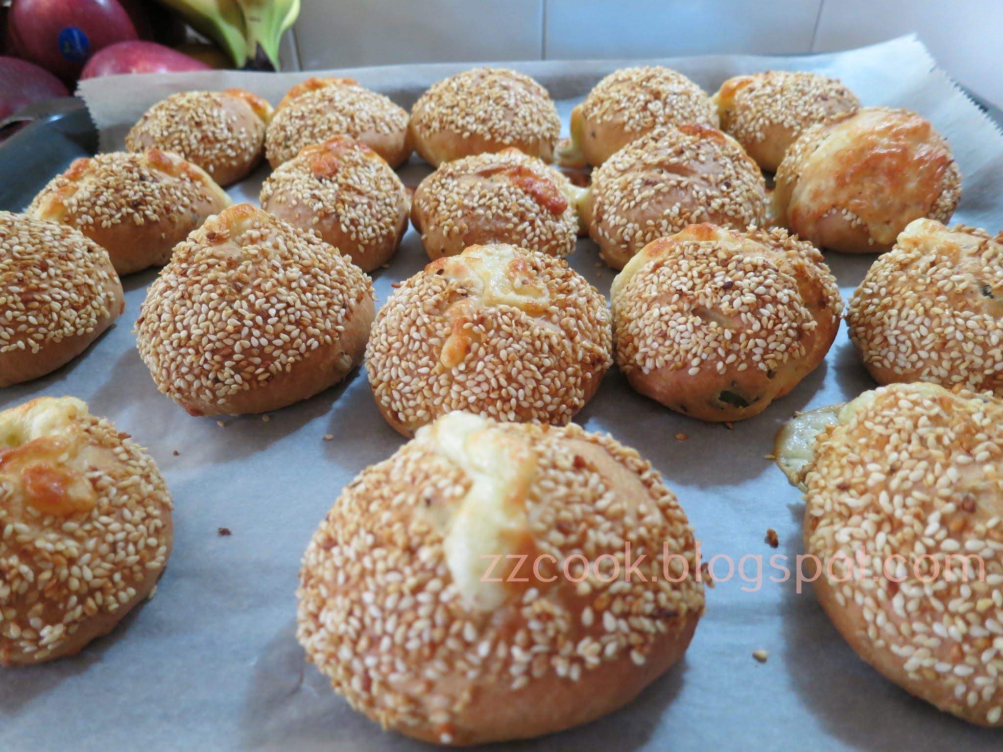 Σουσαμένια τυροπιτάκια με απλά υλικά