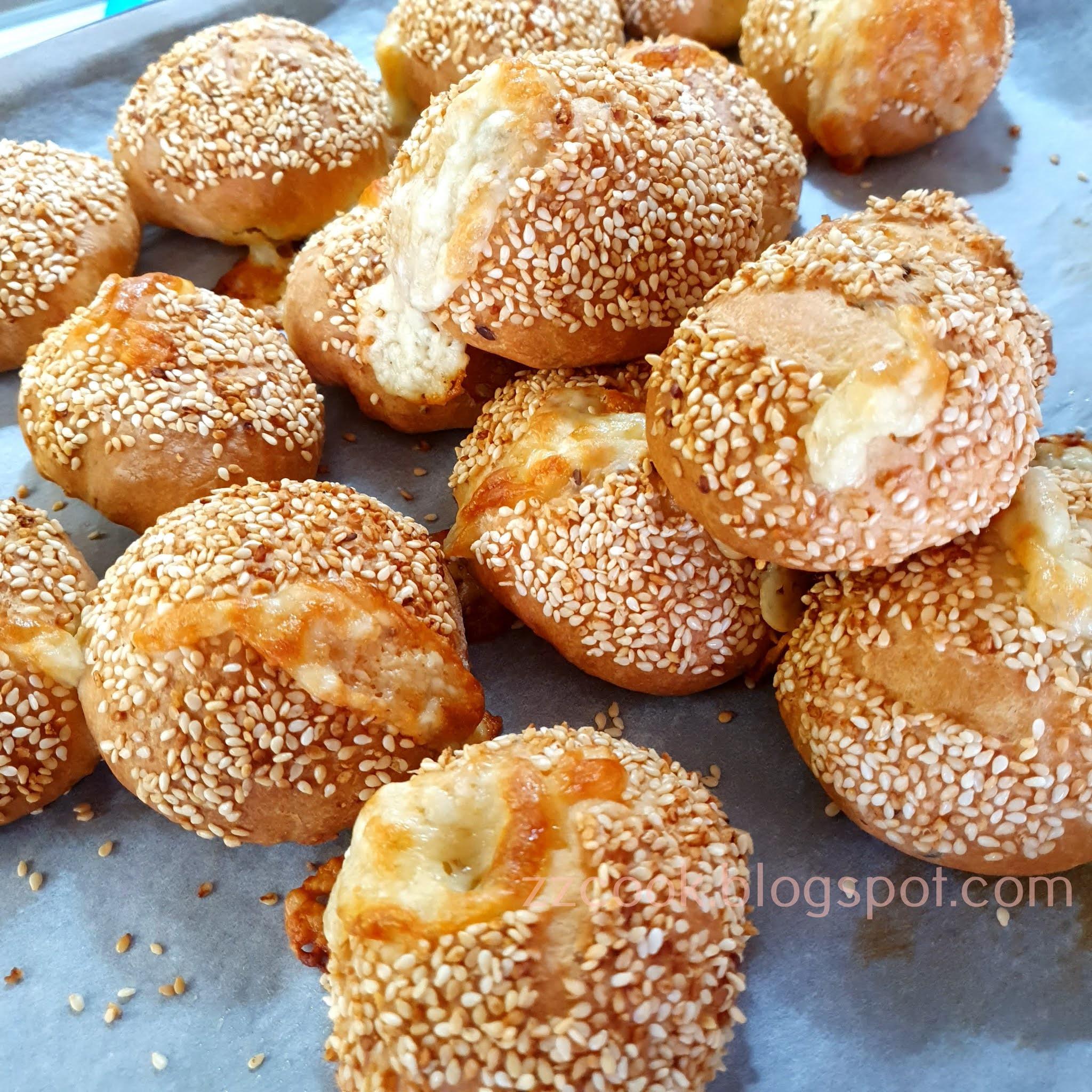 Σουσαμένια τυροπιτάκια με απλά υλικά