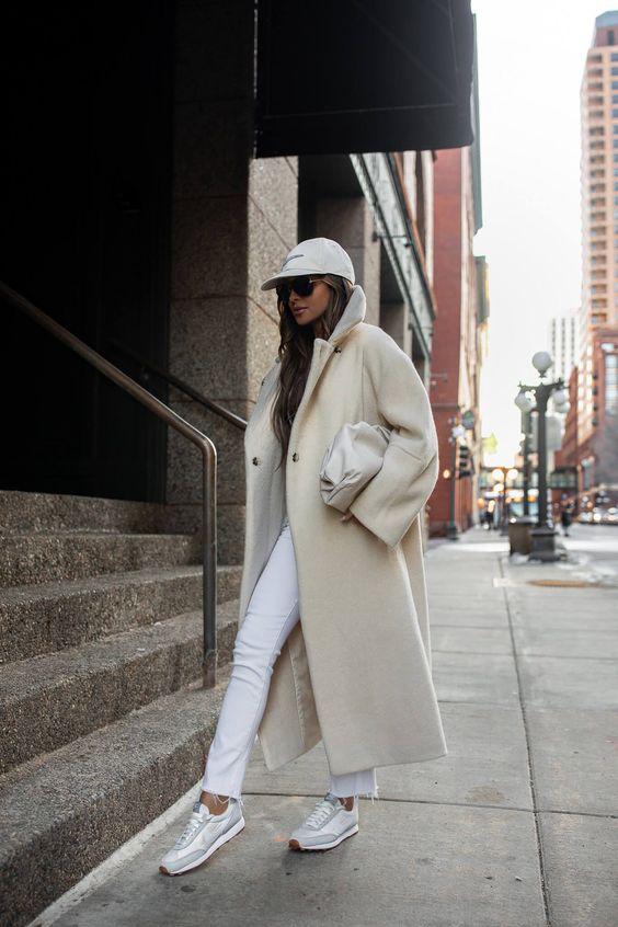 λευκό-παντελόνι-με-μπεζ-καπαρντίνα-και-αθλητικά παπούτσια-ιδέες-