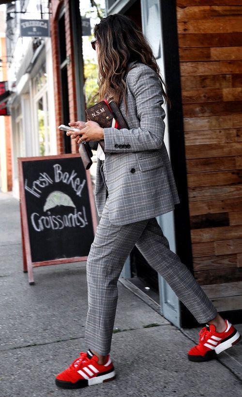 καρό-σακάκι-καρό-παντελόνι-με-κόκκινα-sneakers-ιδέες-
