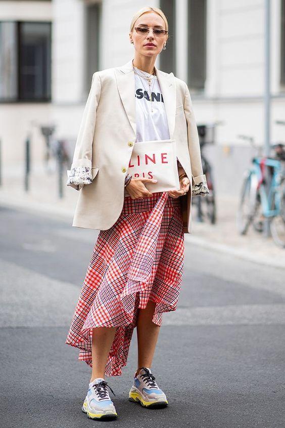 καρό-μάξι φούστα-με-sneakers-ιδέες-