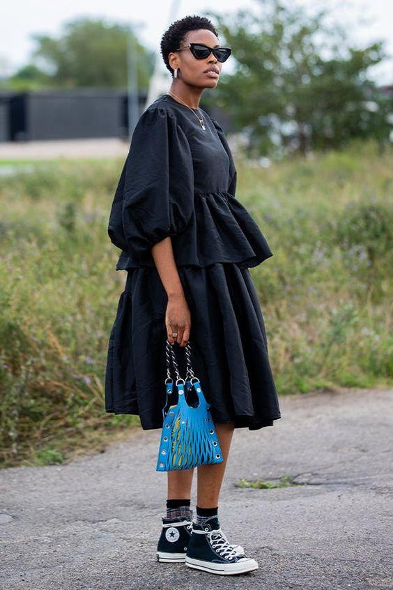 μαύρη φούστα-και-μαύρο τοπ-με-all star-ιδέες-