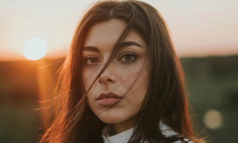 Η Γη της Ελιάς : H Eυτυχία απελπισμένη κάνει το μεγάλο Μπαμ