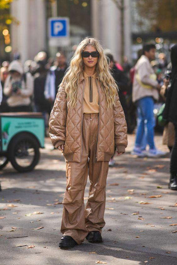 μπεζ-καπιτονέ μπουφάν-με-δερμάτινο cargo-παντελόνι-ιδέες-