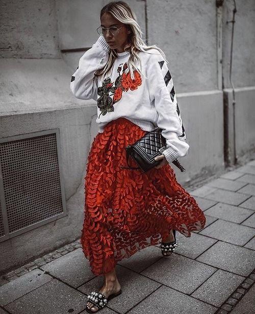 κόκκινη-μάξι-φούστα-με-σχέδια-ιδέες-