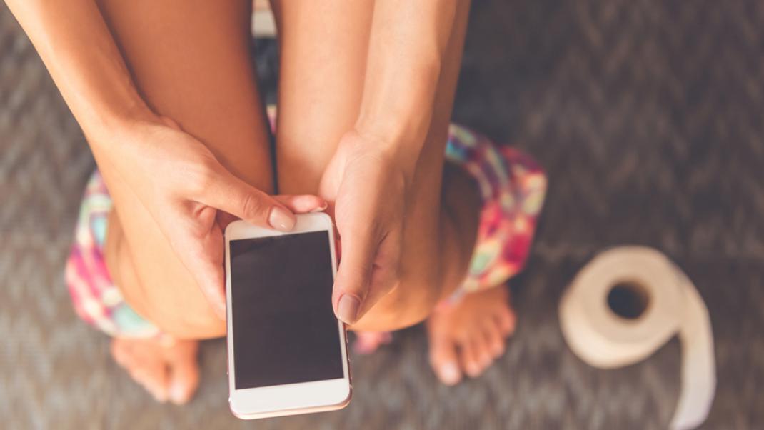 οι-κίνδυνοι-όταν-παίρνουμε-το-κινητό-στην-τουαλέτα-