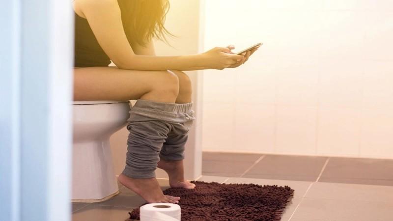 οι-κίνδυνοι-όταν-παίρνουμε-το-κινητό-στην-τουαλέτα-