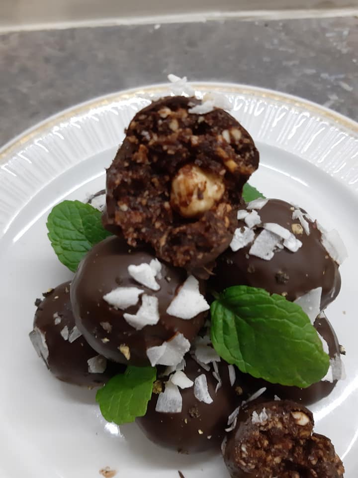 ενεργειακά-τρουφάκια-με-σοκολάτα-συνταγή-