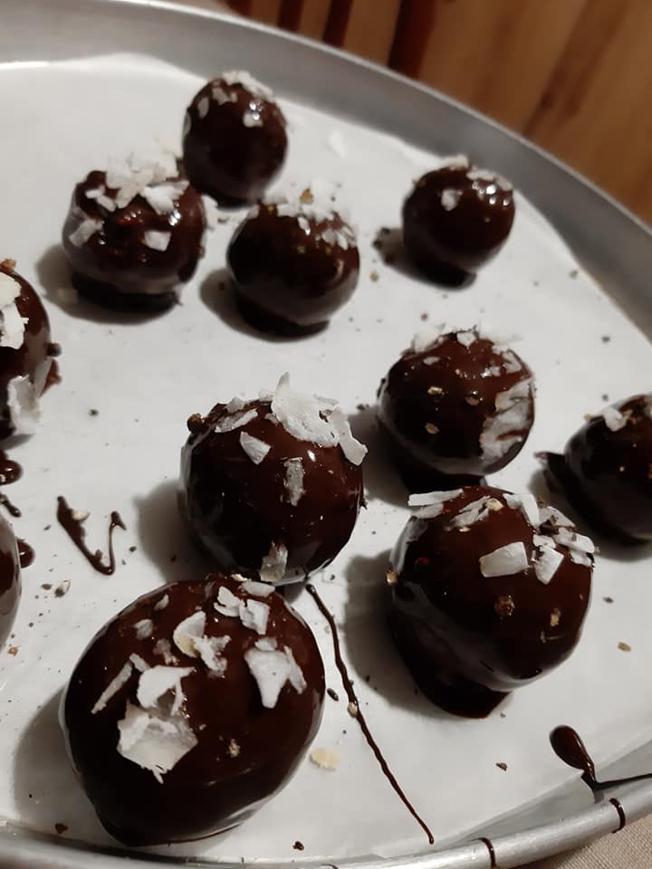 ενεργειακά-τρουφάκια-με-σοκολάτα-συνταγή-