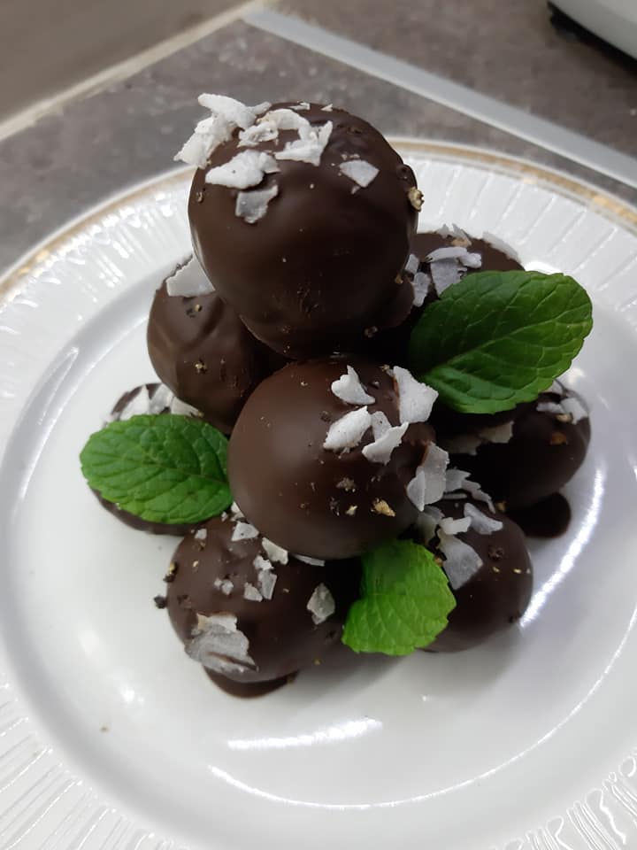 ενεργειακά-τρουφάκια-με-σοκολάτα-συνταγή-