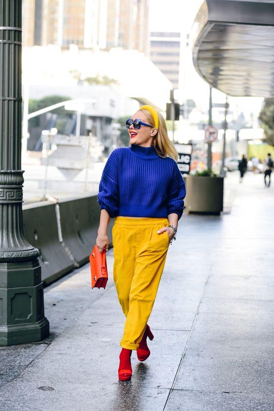κίτρινο-παντελόνι-με-μπλε-ηλεκτρίκ-πουλόβερ-ιδέες-