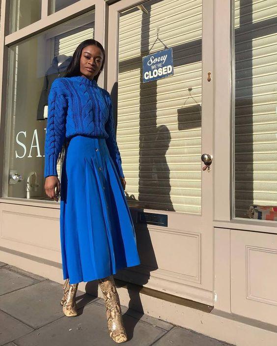 ιδέες-για-να-συνδυάσετε-το-μπλε ηλεκτρίκ πουλόβερ-Χειμώνας 2023-