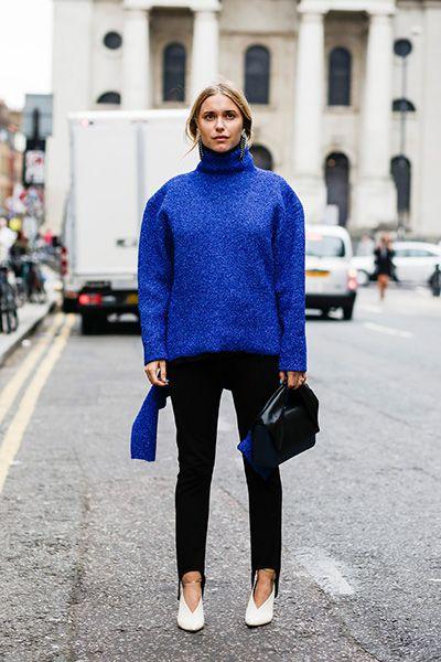 μπλε ηλεκτρίκ πουλόβερ-με-μαύρο παντελόνι-ιδέες-