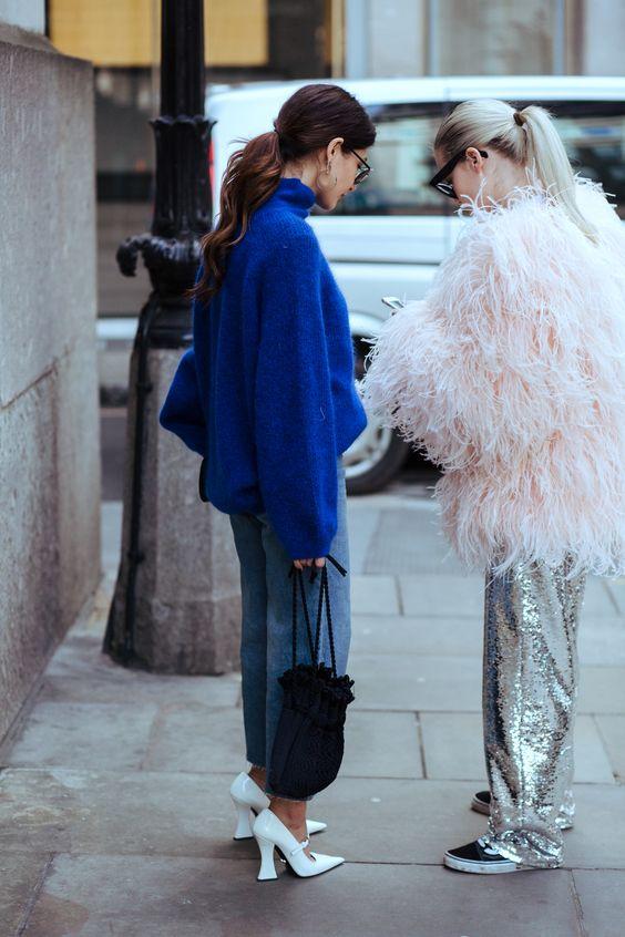 ιδέες-για-να-συνδυάσετε-το-μπλε ηλεκτρίκ πουλόβερ-Χειμώνας 2023-