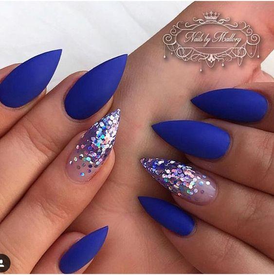 ματ-μπλε ηλεκτρίκ νύχια-με-στρας-και-γκλίτερ-ιδέες-