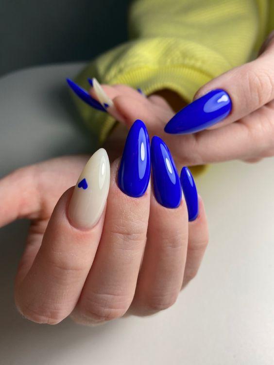 ιδέες-για-μπλε ηλεκτρίκ νύχια-2023-