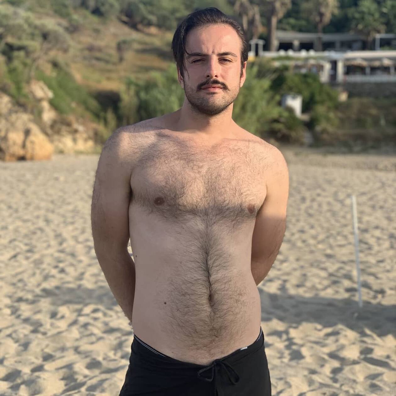 Μαύρο ρόδο – Μιχάλης Αρτεμισιάδης: Αυτός είναι ο δίδυμος αδερφός του ηθοποιού