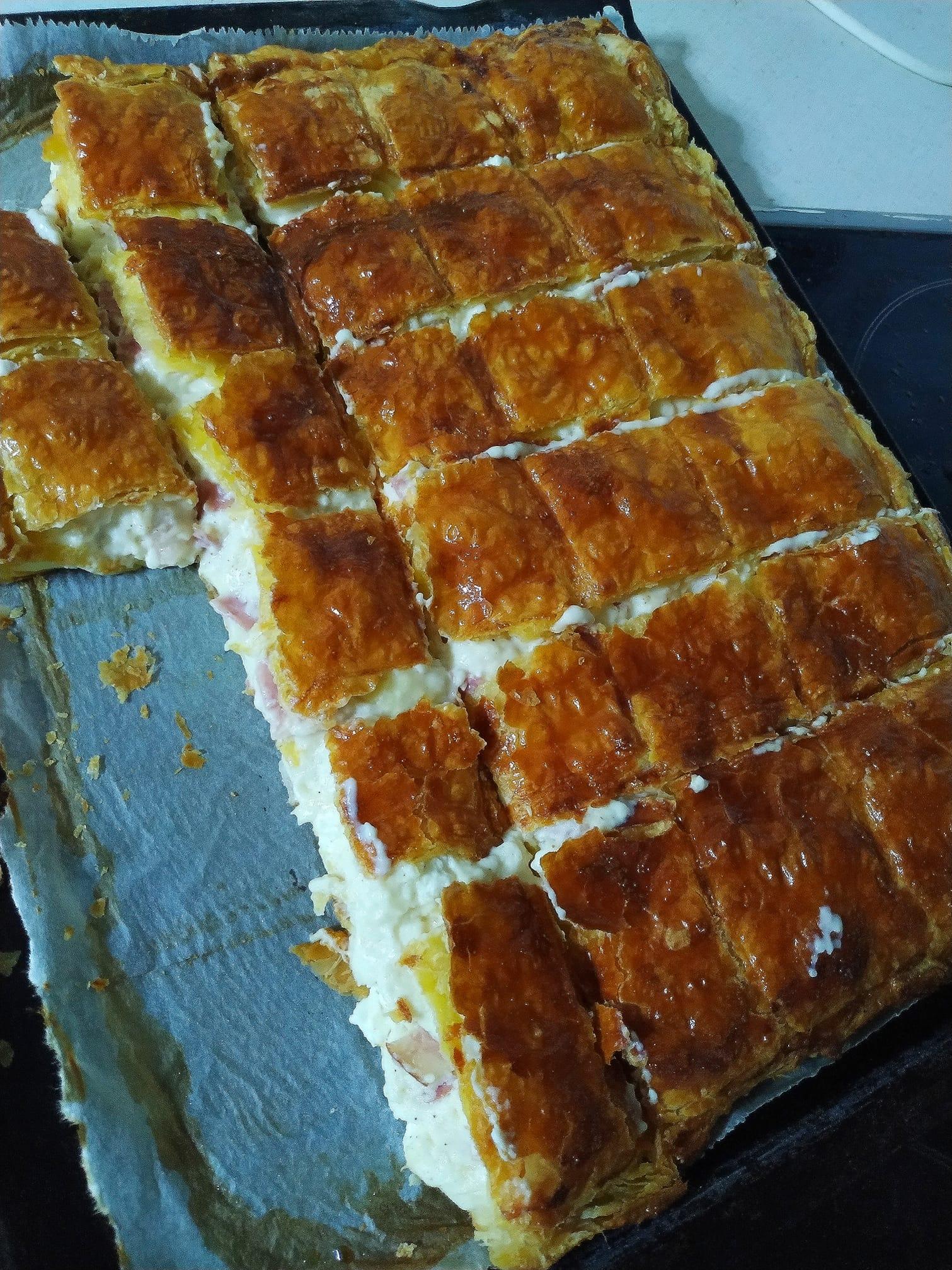 Η πίτα της Κυριακής: Ζαμπονοκασερόπιτα με μπεσαμελ και φέτα