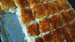 Η πίτα της Κυριακής: Ζαμπονοκασερόπιτα με  μπεσαμέλ και φέτα