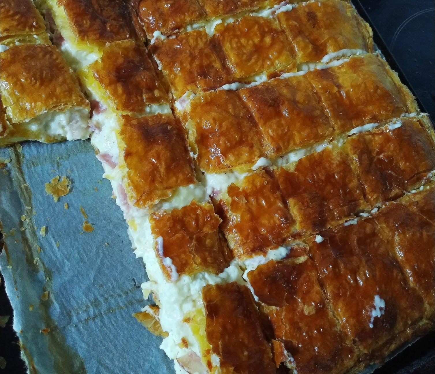 Η πίτα της Κυριακής: Ζαμπονοκασερόπιτα με  μπεσαμέλ και φέτα