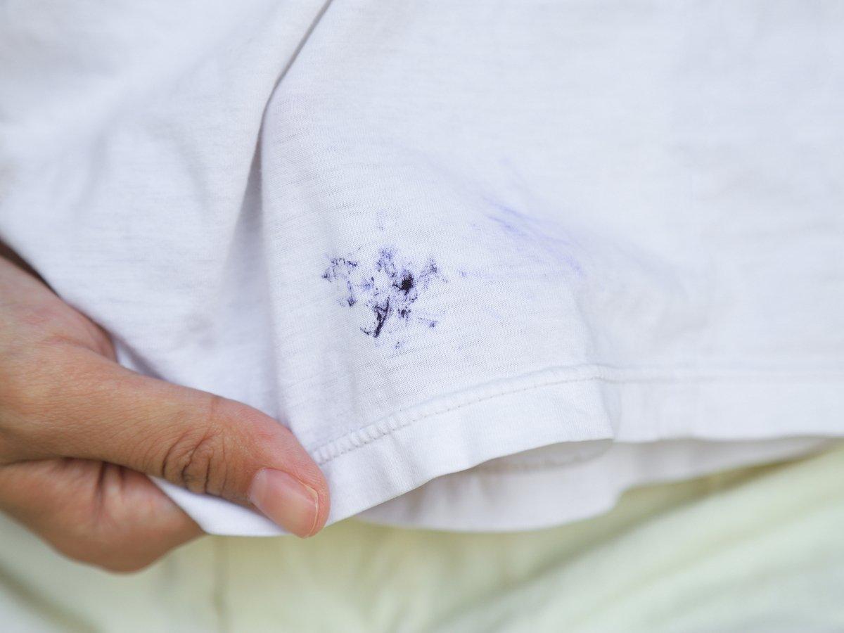 πως-βγάζουμε-λεκέ-από-μελάνι-από-τα-ρούχα-και-τα-έπιπλα-και-τους-τοίχους-