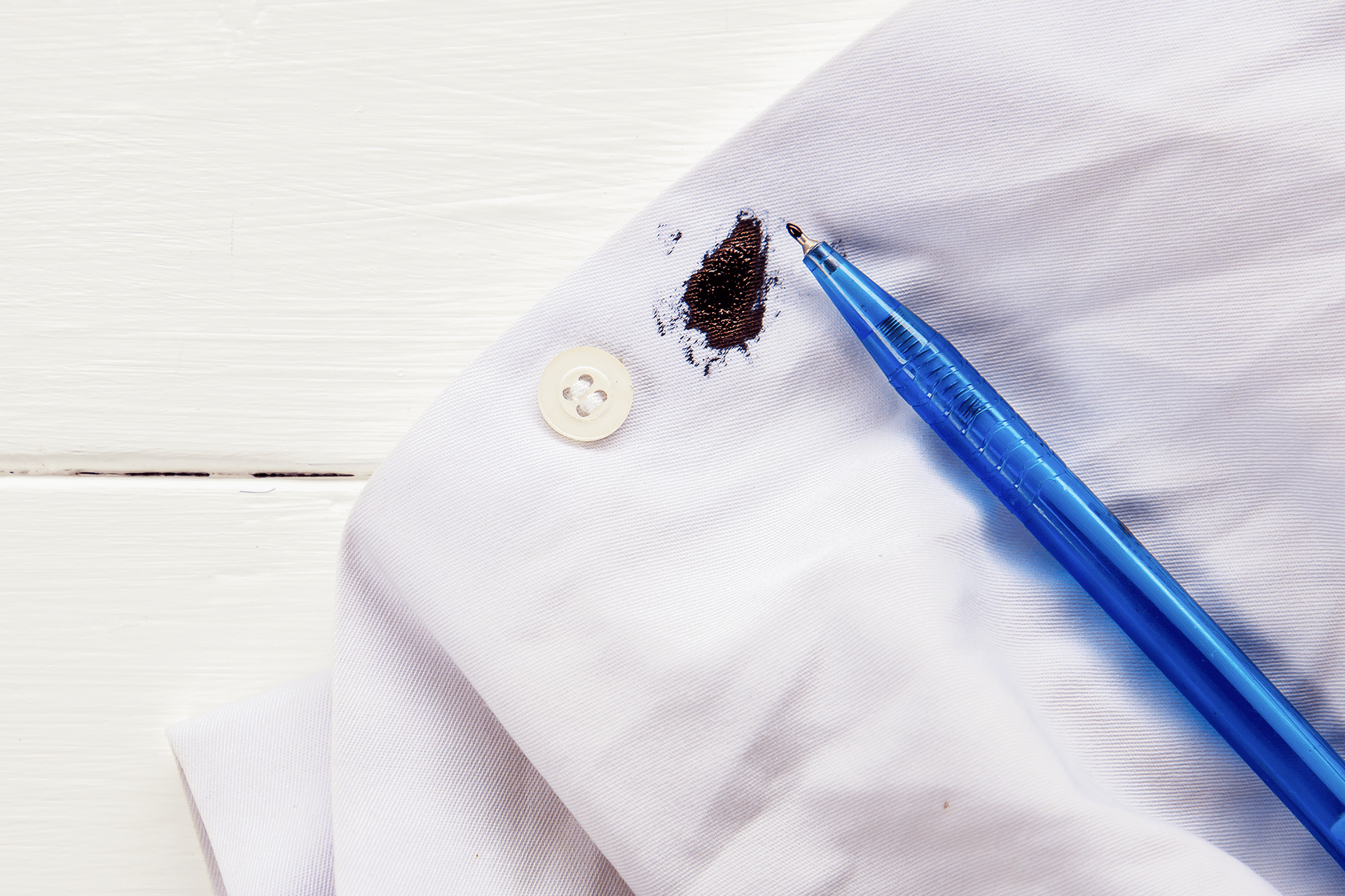 πως-βγάζουμε-λεκέ-από-μελάνι-από-τα-ρούχα-και-τα-έπιπλα-και-τους-τοίχους-