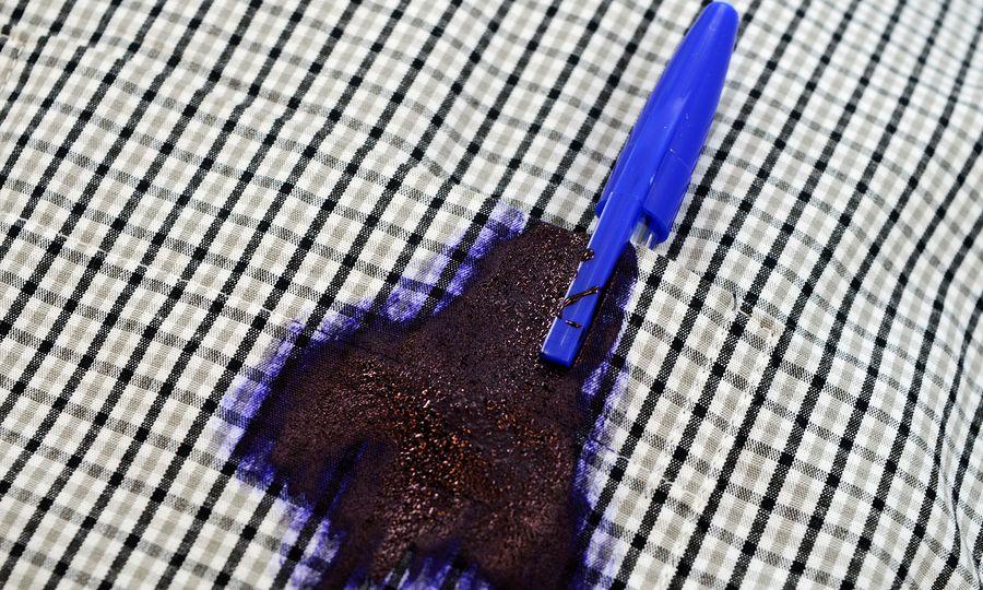 πως-βγάζουμε-λεκέ-από-μελάνι-από-τα-ρούχα-και-τα-έπιπλα-και-τους-τοίχους-