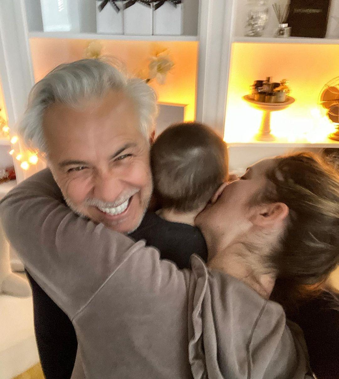 Χάρης Χριστόπουλος : Δείτε την τρυφερή φωτογραφία αγκαλιά με τον γιο του – Λιώνουμε