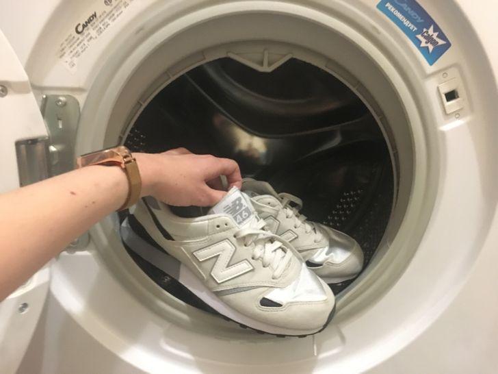 6 βήματα για να καθαρίσετε τα βρώμικα παπούτσια σας στο πλυντήριο με τον σωστό τρόπο