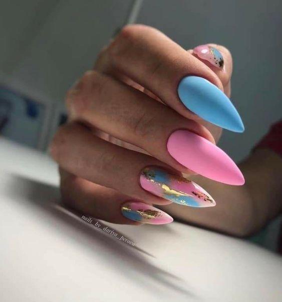 Ιδέες με πολύχρωμα νύχια τις Απόκριες 2023