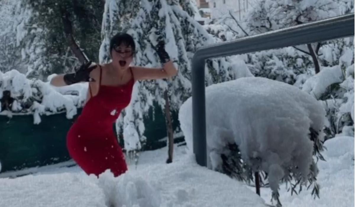 Δήμητρα Αλεξανδράκη : Επική τούμπα  –  Έπεσε με τα ψηλοτάκουνα της μέσα στα χιόνια