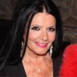 Ζωζώ Σαπουντζάκη : Βόλτα χέρι  χέρι  με τον σύντροφο της  – Σπάνια κοινή εμφάνιση στην Αθήνα