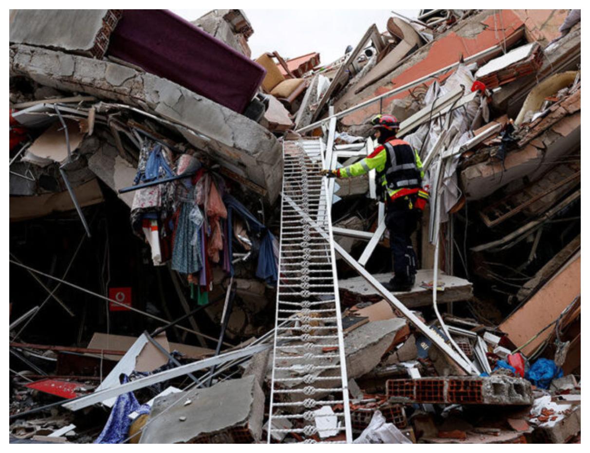 Σεισμός: Ανατριχίλα προκαλούν οι διάλογοι των διασωστών με τα εγκλωβισμένα παιδιά