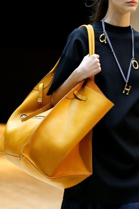 Άνοιξη 2023: Οι oversized τσάντες είναι η must επιλογή για κάθε γυναίκα