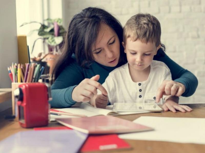 συμβουλές-για-γονείς-που-διαβάζουν-τα-παιδιά-τους-