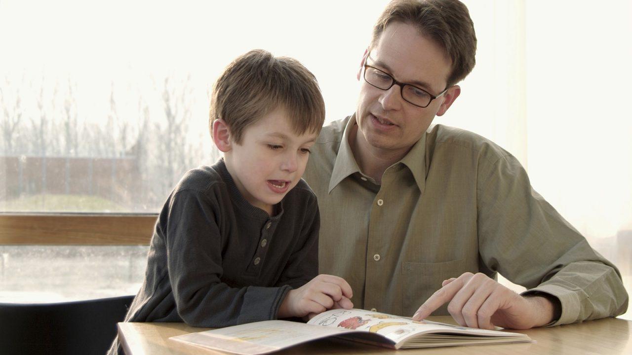 συμβουλές-για-γονείς-που-διαβάζουν-τα-παιδιά-τους-