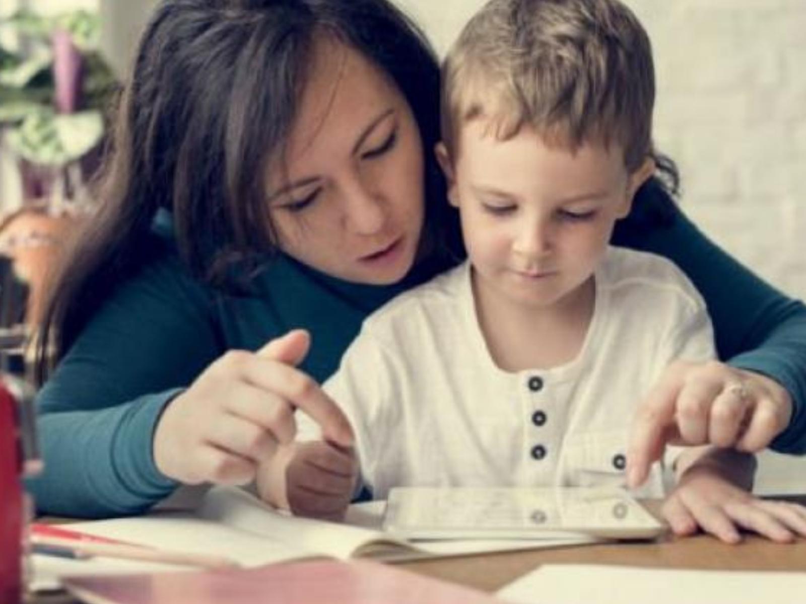 συμβουλές-για-γονείς-που-διαβάζουν-τα-παιδιά-τους-