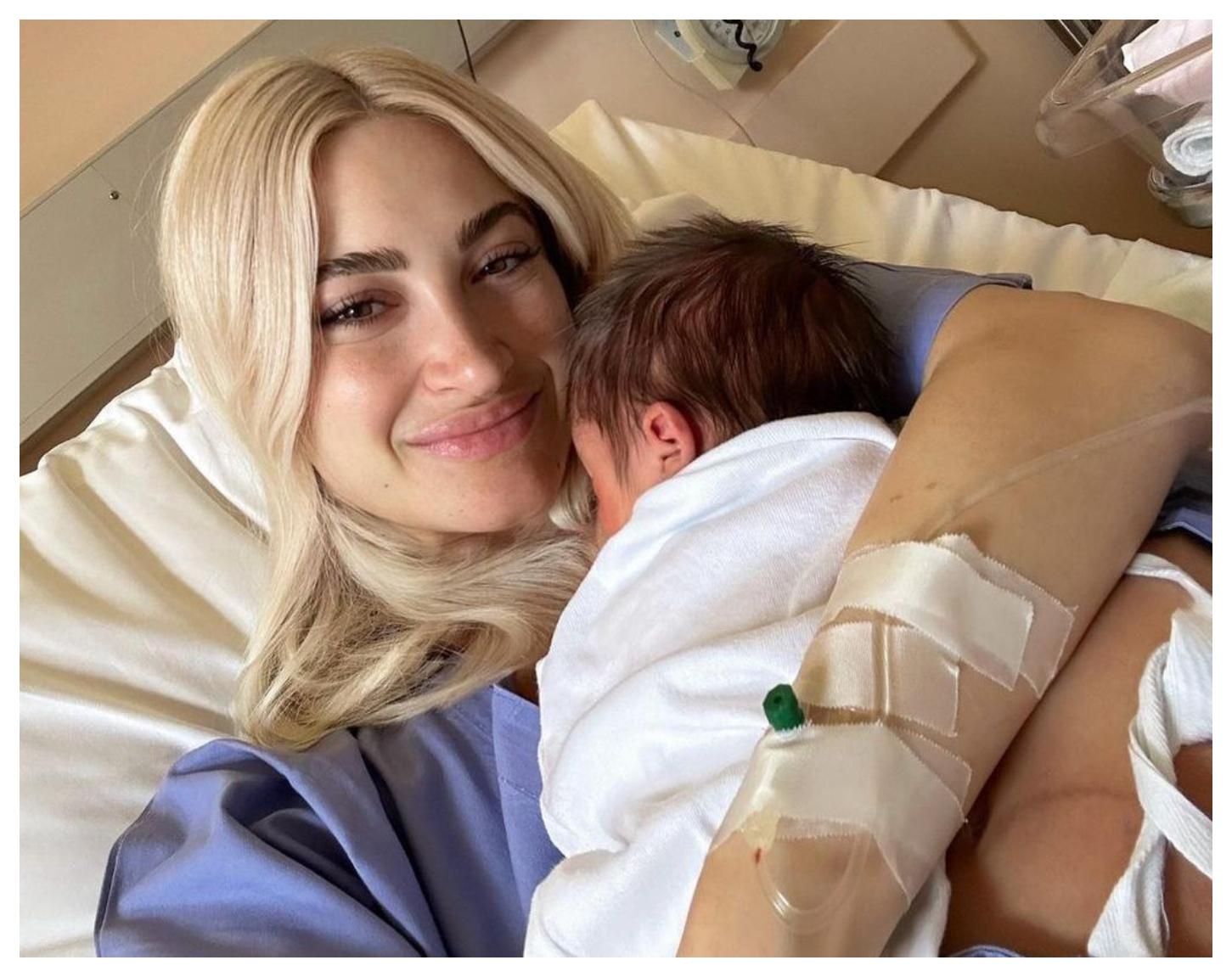 Η Ιωάννα Τούνη και ο Δημήτρης Αλεξάνδρου στον γιατρό με το μωράκι τους