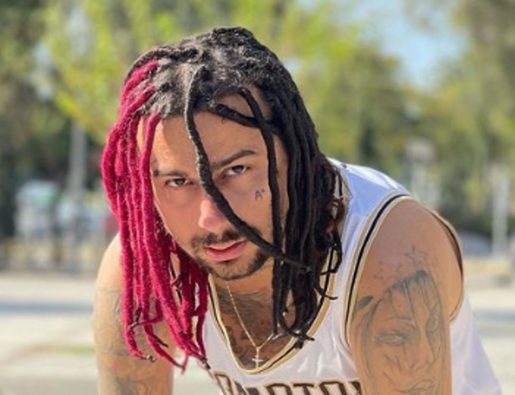 Μετά τις φήμες θανάτου του Sin Boy, το μυστήριο συνεχίζεται. Η σύντροφος του φωτογραφίζεται και δημιουργεί περισσότερα ερωτηματικά