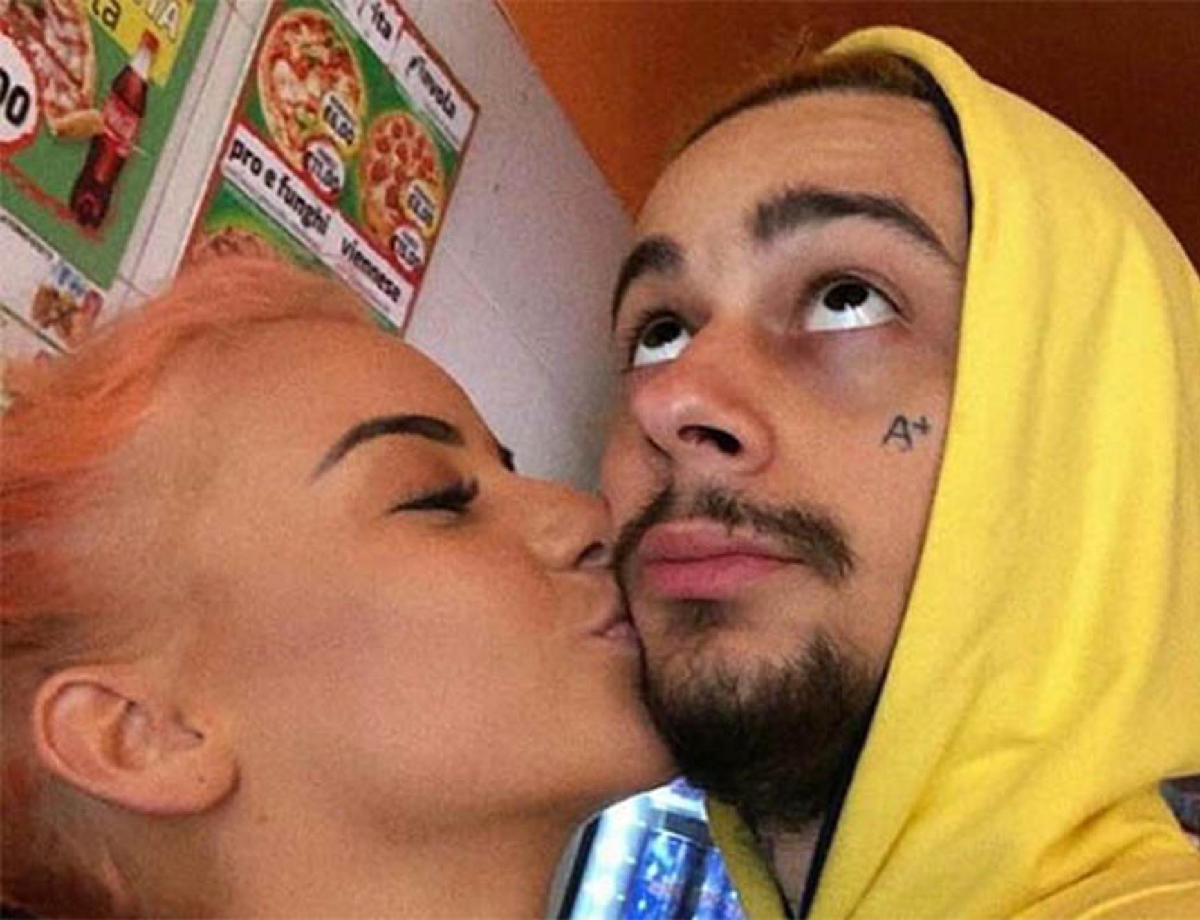 Μετά τις φήμες θανάτου του Sin Boy, το μυστήριο συνεχίζεται. Η σύντροφος του φωτογραφίζεται και δημιουργεί περισσότερα ερωτηματικά