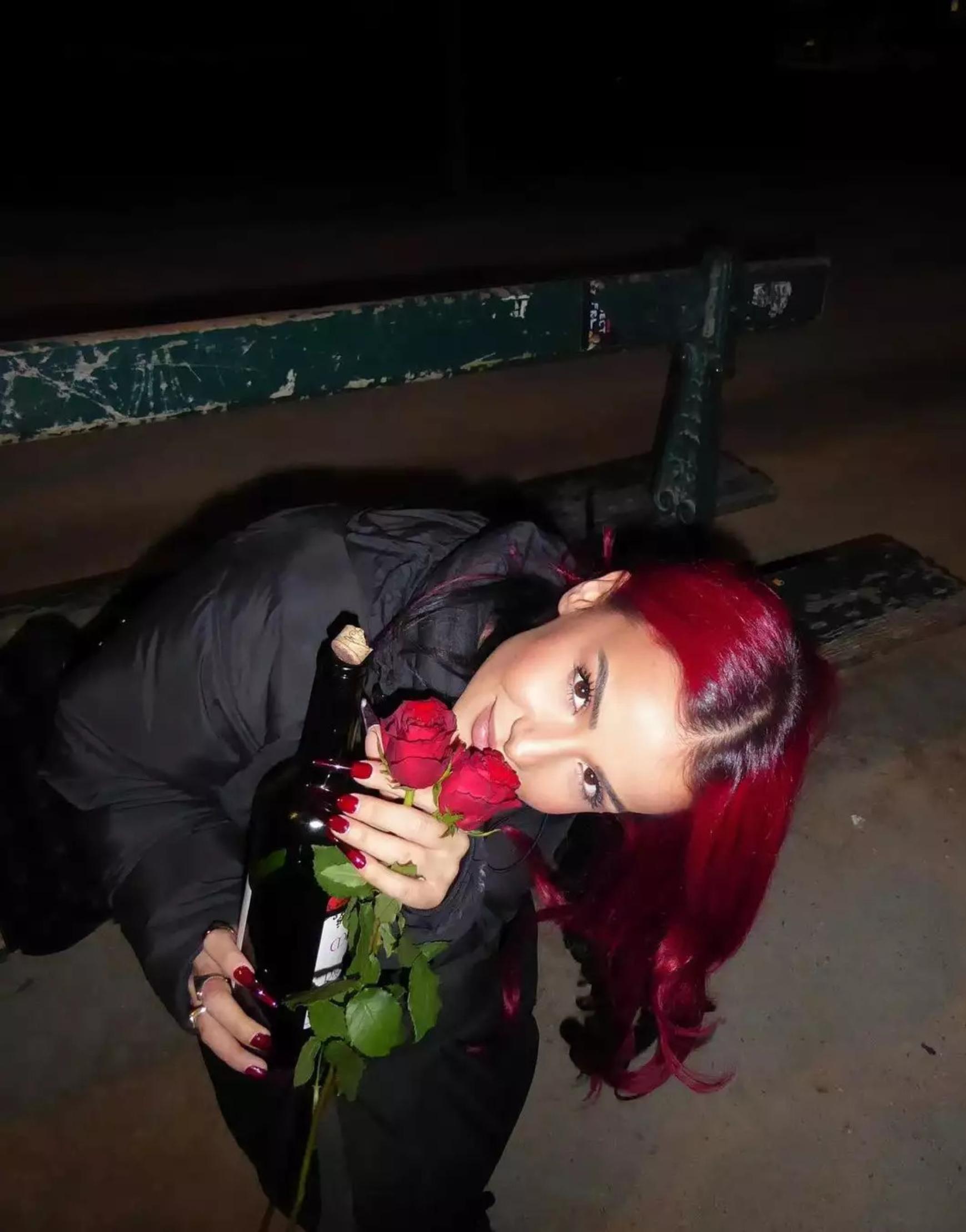 Μετά τις φήμες θανάτου του Sin Boy, το μυστήριο συνεχίζεται. Η σύντροφος του φωτογραφίζεται και δημιουργεί περισσότερα ερωτηματικά