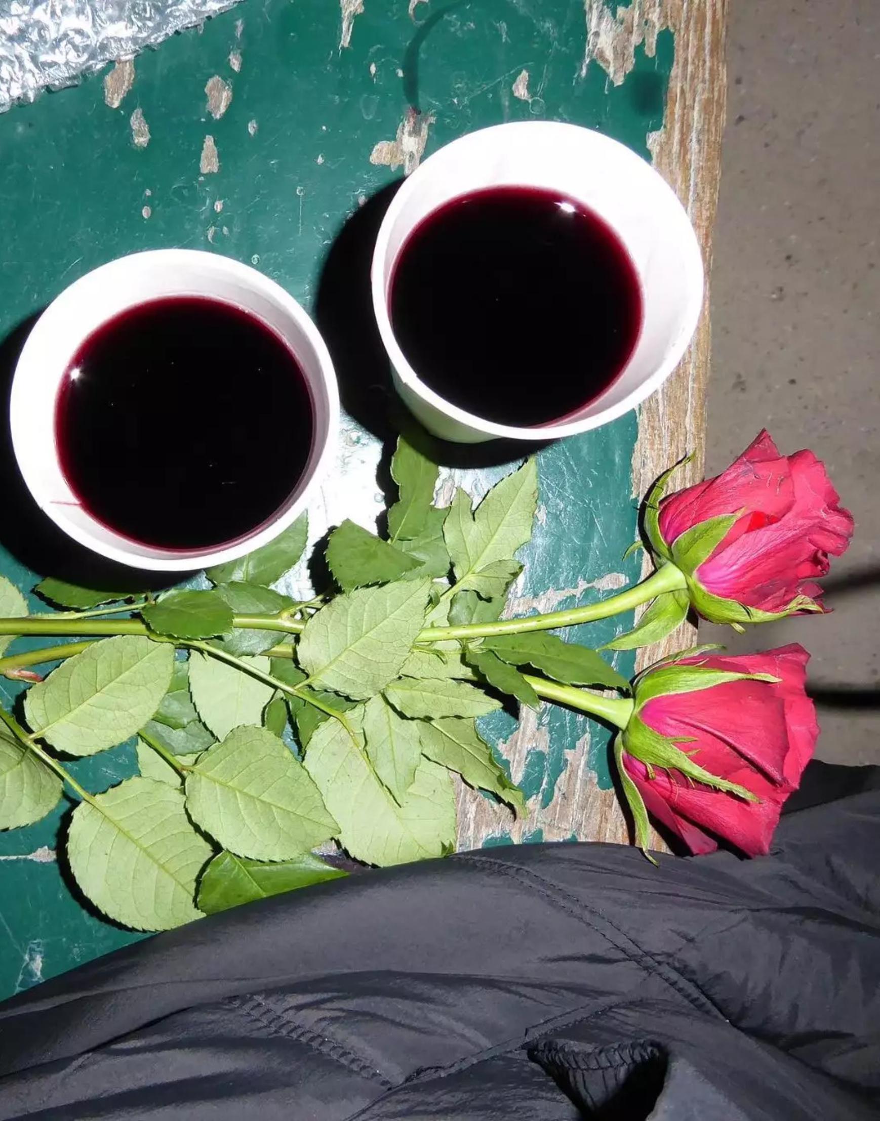 Μετά τις φήμες θανάτου του Sin Boy, το μυστήριο συνεχίζεται. Η σύντροφος του φωτογραφίζεται και δημιουργεί περισσότερα ερωτηματικά