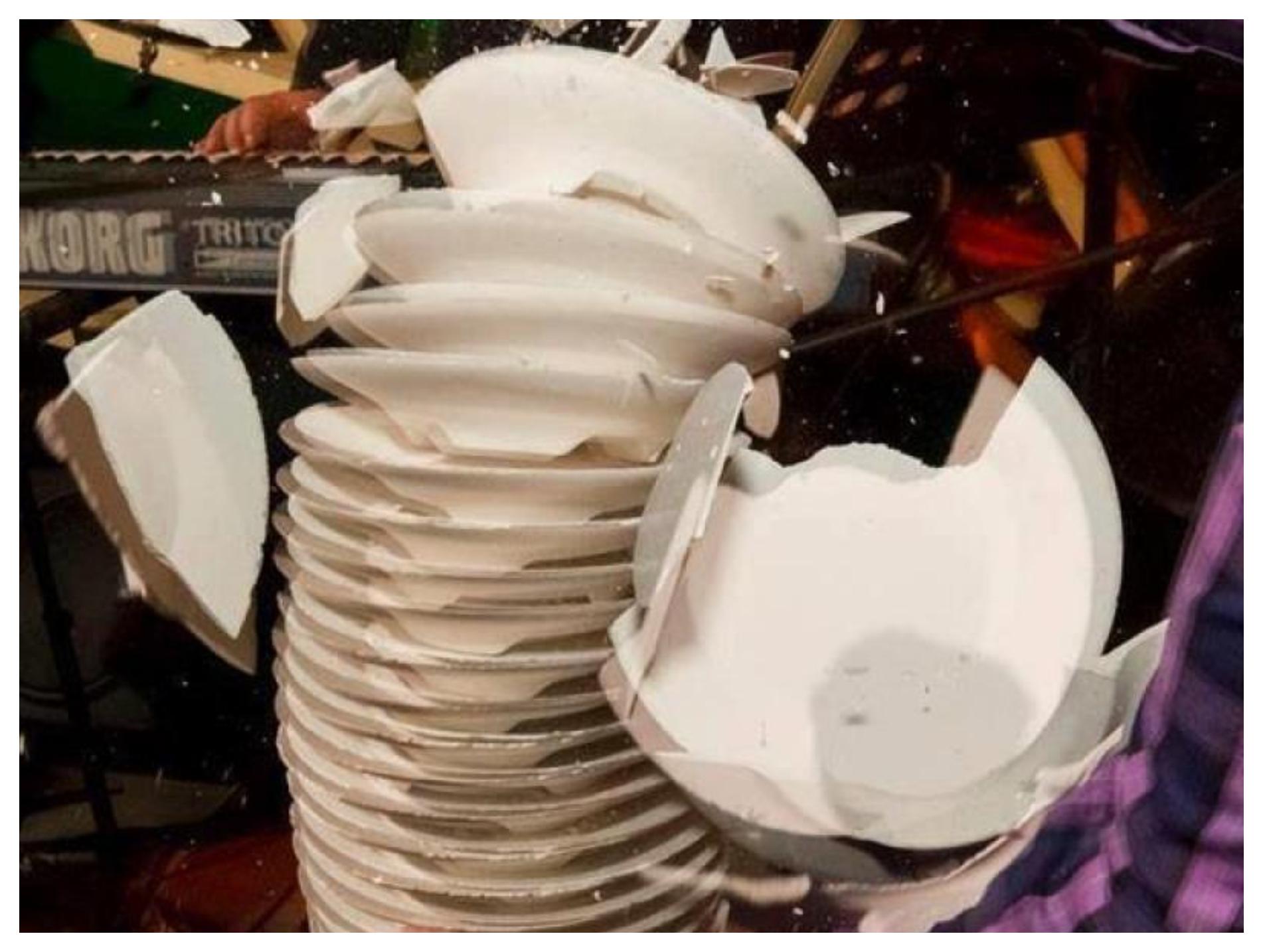 Έσπασαν σε μια νύχτα 2.400 πιάτα : Όταν οι Έλληνες τα “σπάγαμε” στα μπουζούκια.