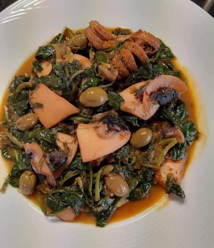 Καθαρά Δευτέρα: Κοκκινιστές σουπιές με σπανάκι και ελιές