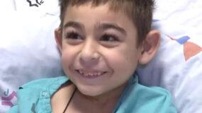 “Είμαι χαρούμενος, πλέον θα είμαι σαν τα άλλα παιδάκια”: Ο 8χρονος που έλαβε το μεγαλύτερο δώρο ζωής από τη μαμά του